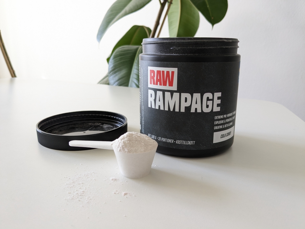 RAW Rampage med uppmätt skopa på bordet i vår testmiljö, Cola Candy